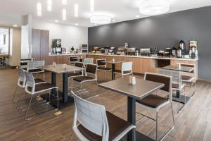 Microtel Inn & Suites by Wyndham New Martinsville餐厅或其他用餐的地方