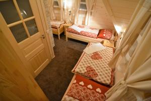 迪马诺卡多林纳阿德里安娜旅馆的小房间设有两张床和一扇门