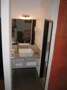 洛斯雷特斯Finca El Amparo的一间带水槽和镜子的浴室