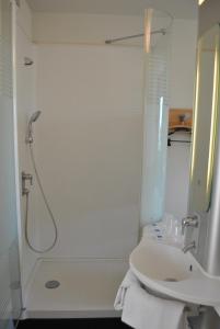勒普赞卢耶勒普泽宜宜必思快捷酒店的带淋浴和盥洗盆的白色浴室
