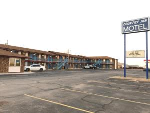 WaukomisCountry Inn Motel的汽车旅馆前的一个空停车位