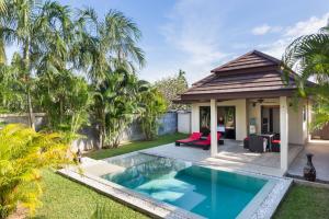 拉威海滩Phuket Pool Residence - Adults only的一个带游泳池和房子的后院
