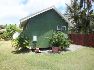拉罗汤加Are Moe的前面有植物的绿色房子
