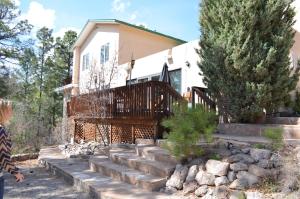 洛斯阿拉莫斯Pueblo Canyon Inn的前面有楼梯的房子