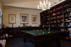 洛斯阿拉莫斯Pueblo Canyon Inn的台球室设有台球桌和书籍