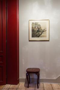 布鲁塞尔维拉36号住宿加早餐旅馆的墙上的鸟图,有凳子