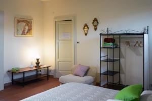 PassiranoLa Cascinetta的一间卧室配有一张床、一把椅子和一张桌子