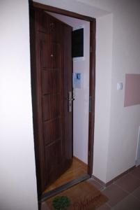 松博尔Apartman Milkovic 2的客房内的开放式木门