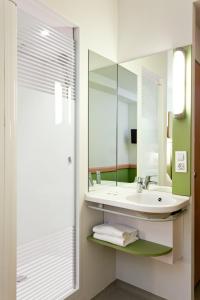 汉堡汉堡阿尔托纳宜必思快捷酒店的一间带水槽和镜子的浴室