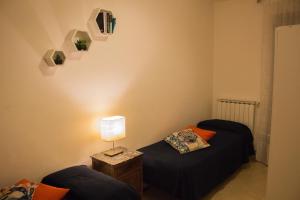 滨海波利尼亚诺Casa Patrì的一间设有两张床和台灯的房间