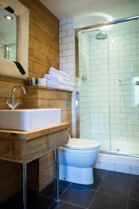 沃里克环球酒店的一间带水槽、卫生间和淋浴的浴室