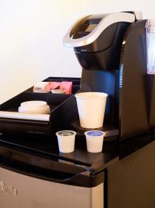 德尔雷比奇大西洋宾馆的咖啡壶,柜台上放三个杯子