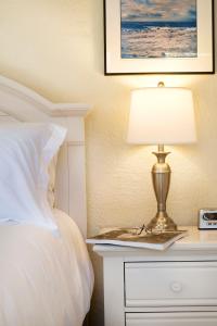 德尔雷比奇大西洋宾馆的床头柜上一张带台灯的床铺