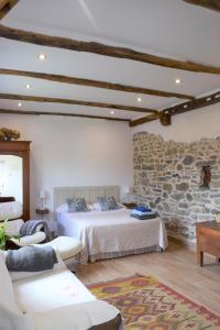 ZaláinAnikuenea的一间卧室设有两张床和石墙