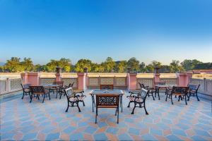 哈里瓦The Haveli Hari Ganga by Leisure Hotels的庭院里一组桌椅