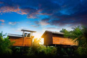 锡吉里亚锡吉里萨里尔科岩景树屋山林小屋的两栋木屋,享有日落美景
