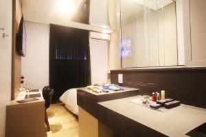 弗洛里亚诺波利斯Zaya Motel Premium的一间带水槽的浴室和一张位于客房内的床