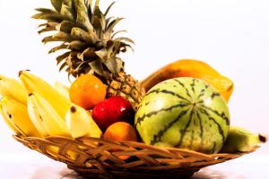 贾夫纳迪维拉旅馆的桌上一篮水果和蔬菜