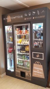 圣洛朗-德米尔里昂东圣艾修伯里机场钟楼酒店的一家商店里带两个冰箱的迷你超市