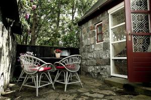 雷克雅未克维克塔度假屋的庭院里设有两把椅子和一张桌子