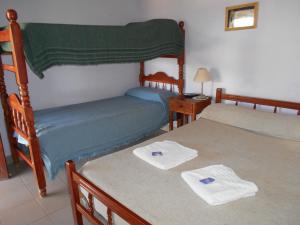 莫利诺斯Hospedaje Las Tinajas的一间卧室配有两张带毛巾的床