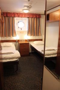 图尔库S/S波尔莱法旅舍的小房间设有两张床和窗户