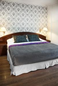 佩雷拉卡斯蒂利亚里奥酒店的一间卧室配有一张带蓝色枕头的大床