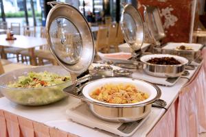 成田成田爱森酒店的自助餐,桌上有碗食物