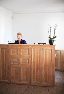斯德哥尔摩赫尔斯顿斯马尔加德酒店的坐在一张桌子上的手提电脑的女人