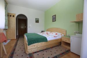 奥西阿赫Gästehaus Luise的一间卧室配有一张带绿毯的木床