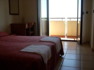 圣乔瓦尼·罗通多玛格丽特酒店的一间卧室设有一张床和一个大窗户