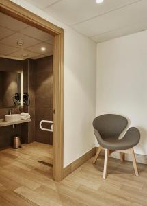 毕尔巴鄂毕尔巴鄂广场酒店的配有浴室的客房内的椅子