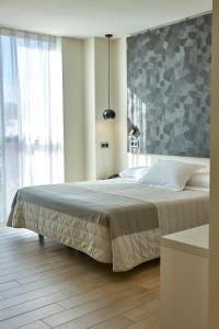 毕尔巴鄂毕尔巴鄂广场酒店的一间卧室设有一张大床和一个大窗户