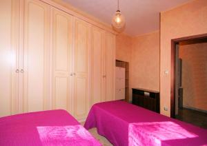 博尔盖托桑托斯皮里托Aria Di Mare的一间卧室配有两张带粉红色床单的床