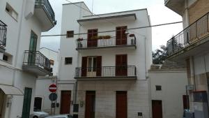阿尔贝罗贝洛Il Ciclamino的白色的建筑,在街上设有两个阳台