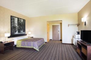 普拉茨堡普拉茨堡速8酒店的配有一张床和一台平面电视的酒店客房