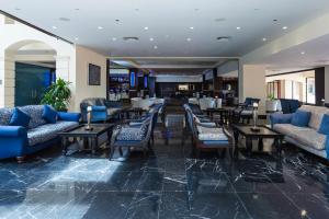 棕榈滩巴塞罗阿鲁巴全包度假酒店的酒店大堂设有蓝色的沙发和桌子
