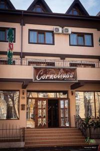 加拉茨Hotel Corneliuss的带有餐厅标志的建筑