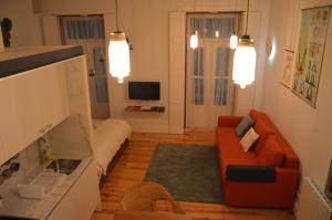 波尔图Oporto Old In New的客厅配有橙色沙发和电视