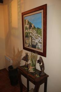 卡索拉El Alambique的一张桌子,墙上挂着一幅画,上面挂着一张画