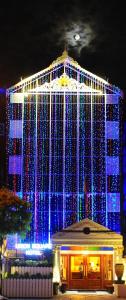 仰光联合广场酒店的一座带圣诞灯的建筑