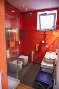 拉维罗The Loft Via Torricella的红色的浴室设有卫生间和水槽