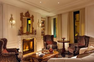 巴黎Hotel Splendide Royal Paris - Relais & Châteaux的客厅配有椅子和壁炉