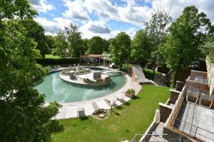 兰根堡玛威尔度假村的公园内游泳池的空中景观