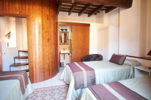 科尔多瓦拉斯卡萨斯德尔波特罗度假屋的一间酒店客房,房间内设有两张床