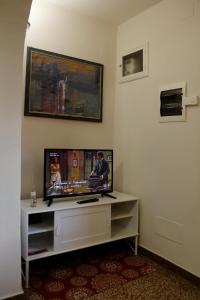 皮斯托亚Appartamento La Casina的客厅配有桌子上的电视
