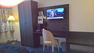 尼克宾法尔斯特法尔斯特岛酒店的一间房间,配有一张桌子和一台墙上的电视