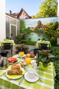 帕尔希姆斯塔德特库格酒店的一张桌子,上面放着食物和饮料,还有一幅河流画