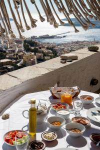 埃尔莫波利斯风之传说酒店的餐桌上摆放着食物和饮料,享有美景