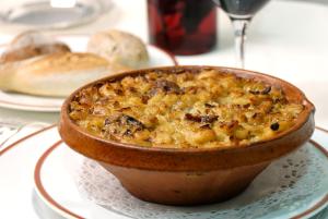 卡尔卡松Domaine d'Auriac - Relais & Châteaux的桌上盘子里的一碗食物